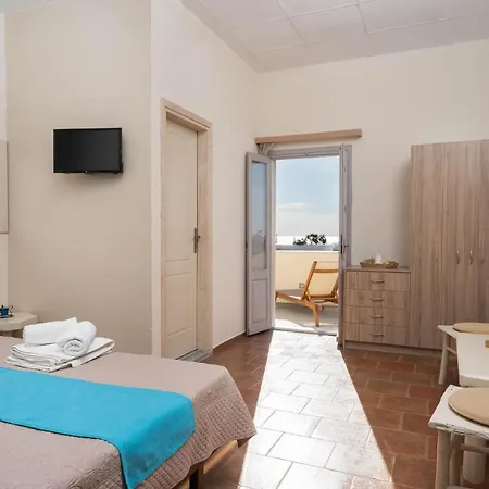 Kapeli Suites Michalis Emporio (Santorini)
