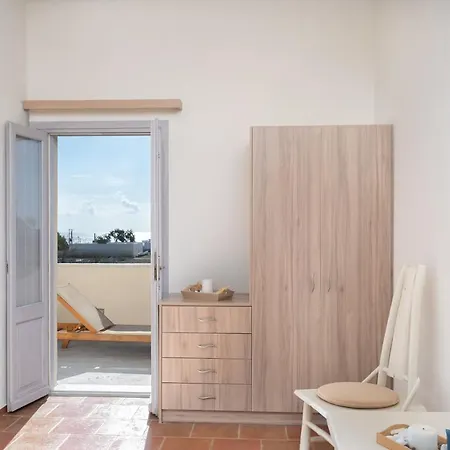 Kapeli Suites Michalis
